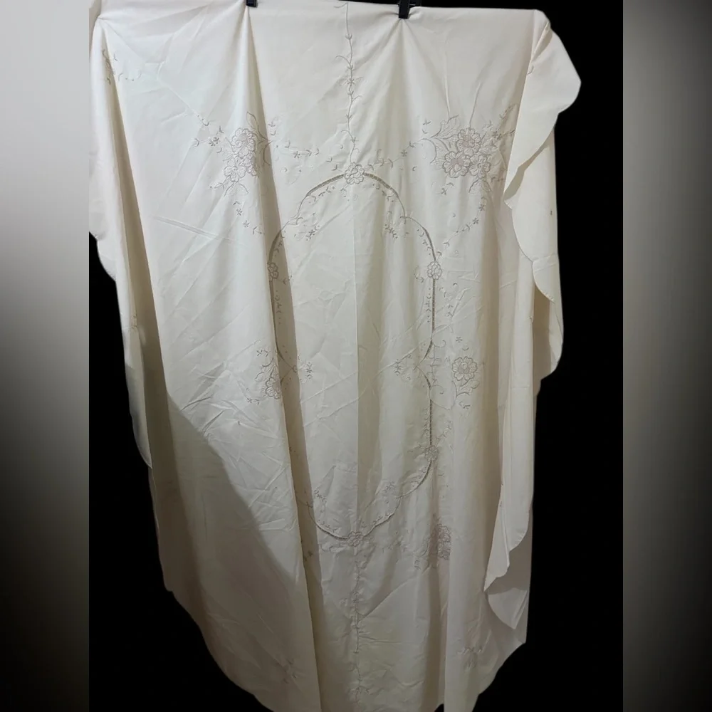 Vintage Off White Embroidered Tablecloth Oval Scalloped Edges Apprx 78 x 63